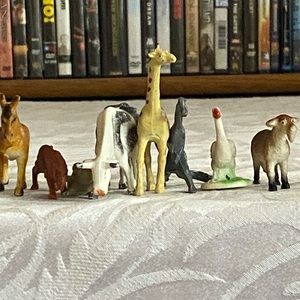 26 assorted small animal figures